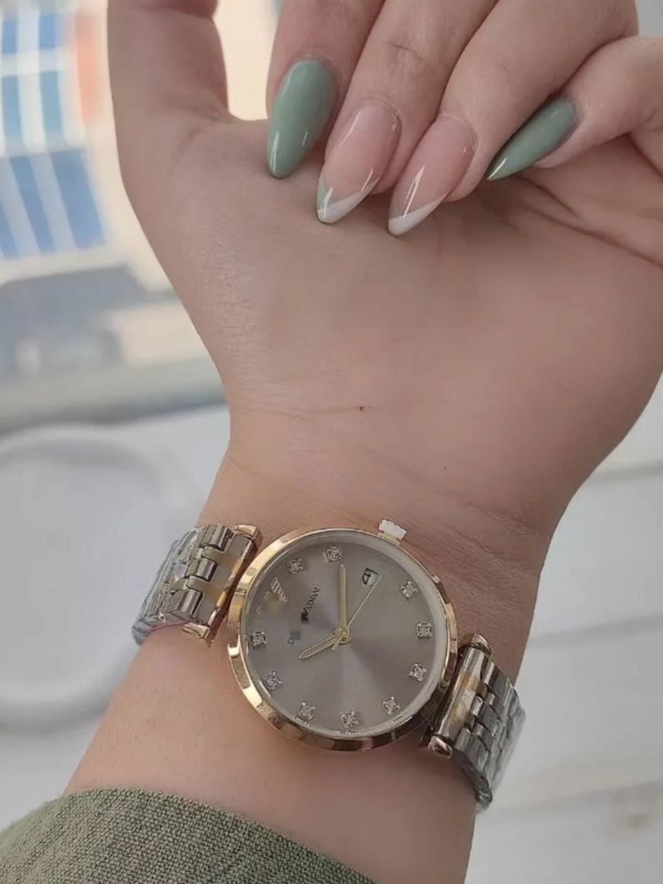 ساعت مچی زنانه کلاسیک با طراحی دو رنگ