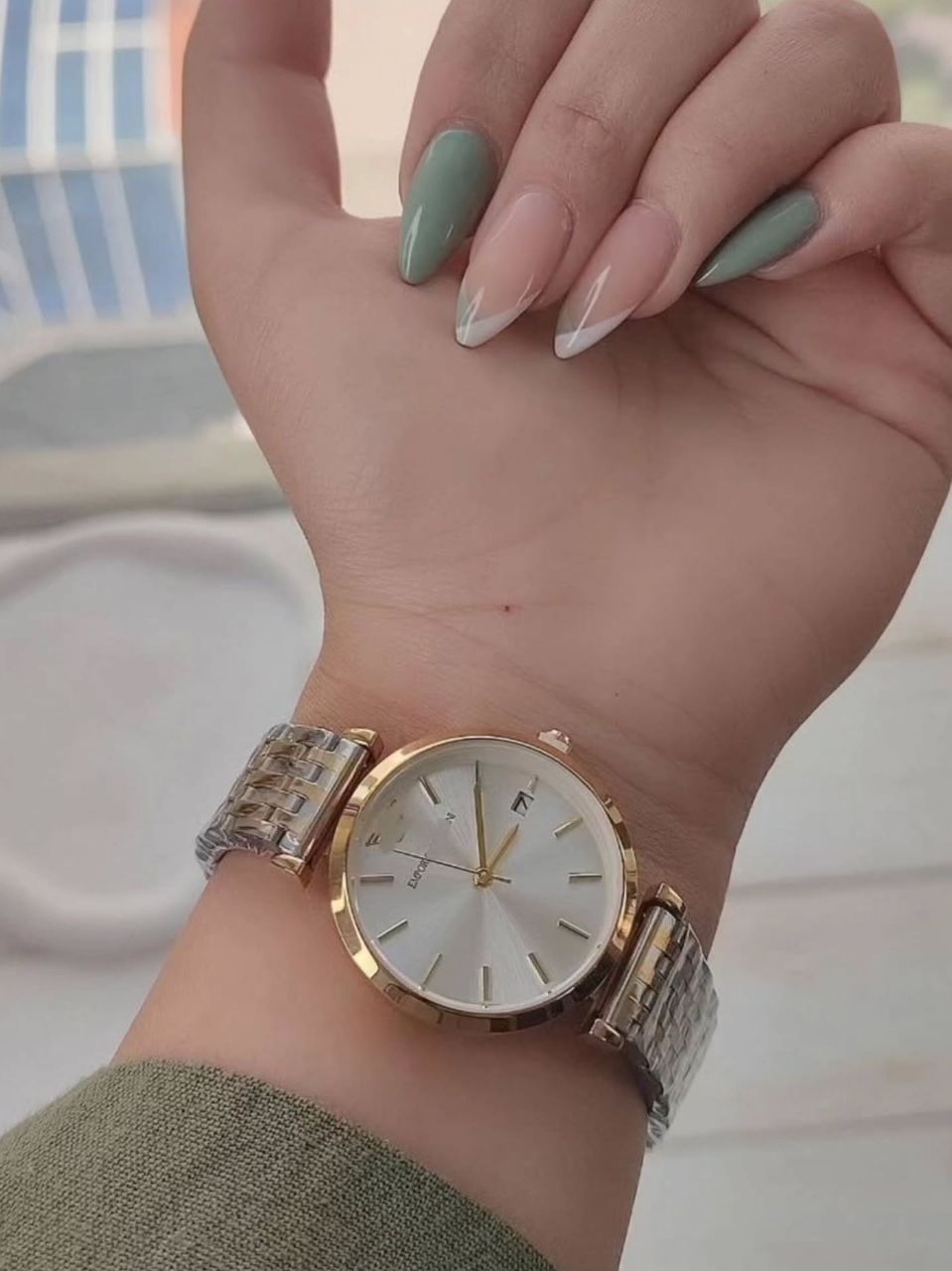 ساعت مچی زنانه کلاسیک با طراحی دو رنگ