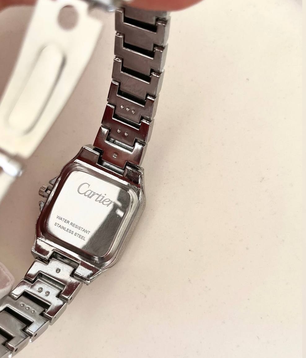 "خرید ساعت کارتیر زنانه سانتوز با صفحه آبی روشن | طراحی لوکس و کیفیت بی‌نظیر"