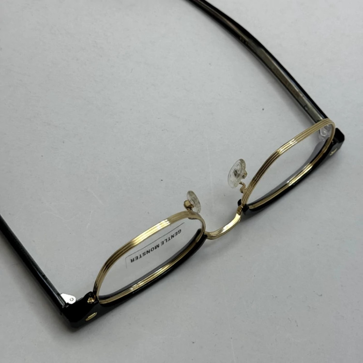 تصویر فریم عینک طبی بلوکات کلاب مستر برند جنتل مانستر دسته سیم کره ای طلایی مشکی