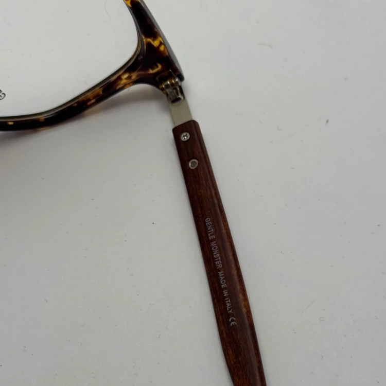 تصویر فریم عینک بلوکات طبی جنتل مانستر TR 8979 رنگ هاوانا به همراه کاور پارچه ای و دستمال