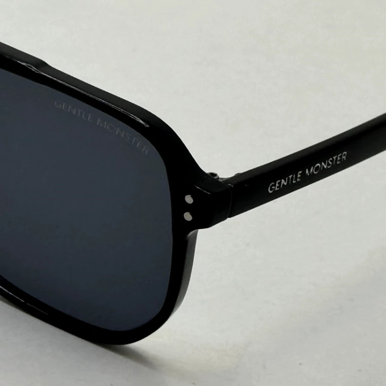 تصویر عینک آفتابی جنتل مانستر مشکی کد 88888 به همراه کاور پارچه ای و دستمال نانو