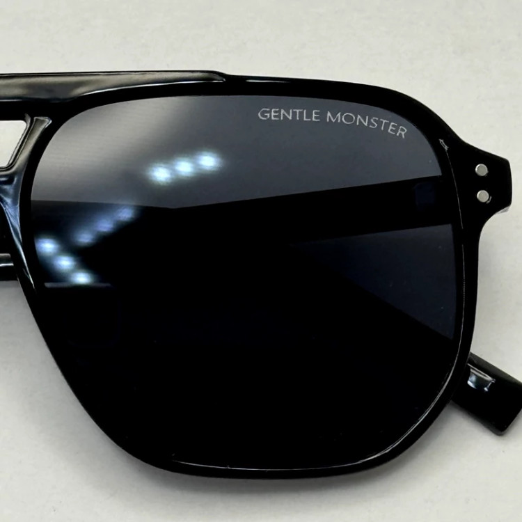 تصویر عینک آفتابی جنتل مانستر مشکی کد 88888 به همراه کاور پارچه ای و دستمال نانو