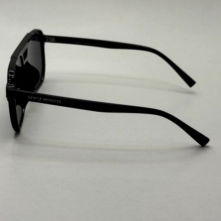 تصویر عینک آفتابی جنتل مانستر مشکی کد 88888 به همراه کاور پارچه ای و دستمال نانو