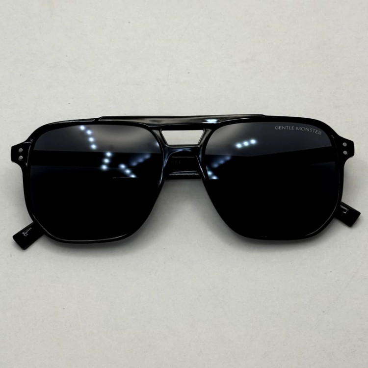 تصویر عینک آفتابی جنتل مانستر مشکی کد 88888 به همراه کاور پارچه ای و دستمال نانو