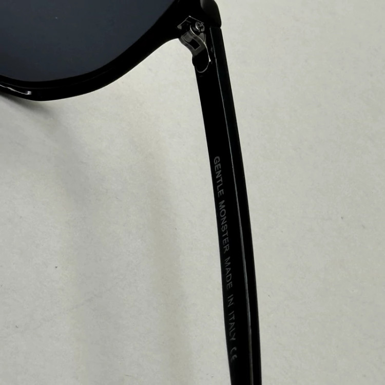 تصویر عینک آفتابی جنتل مانستر مشکی کد 88888 به همراه کاور پارچه ای و دستمال نانو