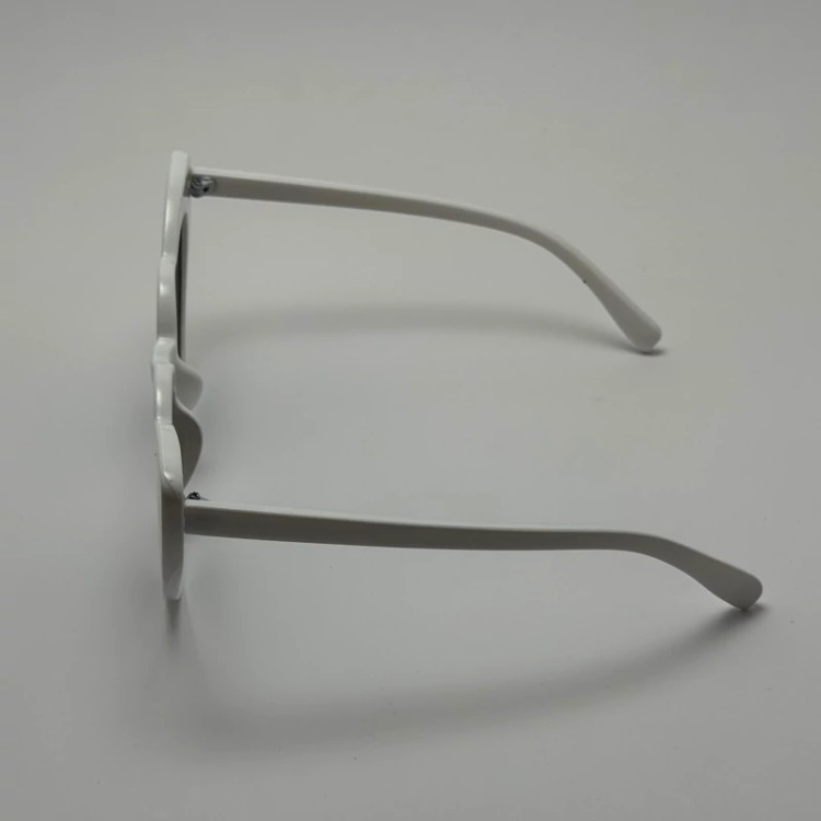 تصویر عینک آفتابی قلبی سفید برند دیور DIOR