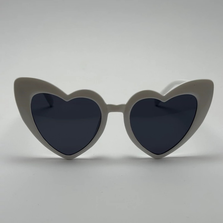 تصویر عینک آفتابی قلبی سفید برند دیور DIOR