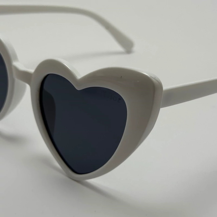 تصویر عینک آفتابی قلبی سفید برند دیور DIOR