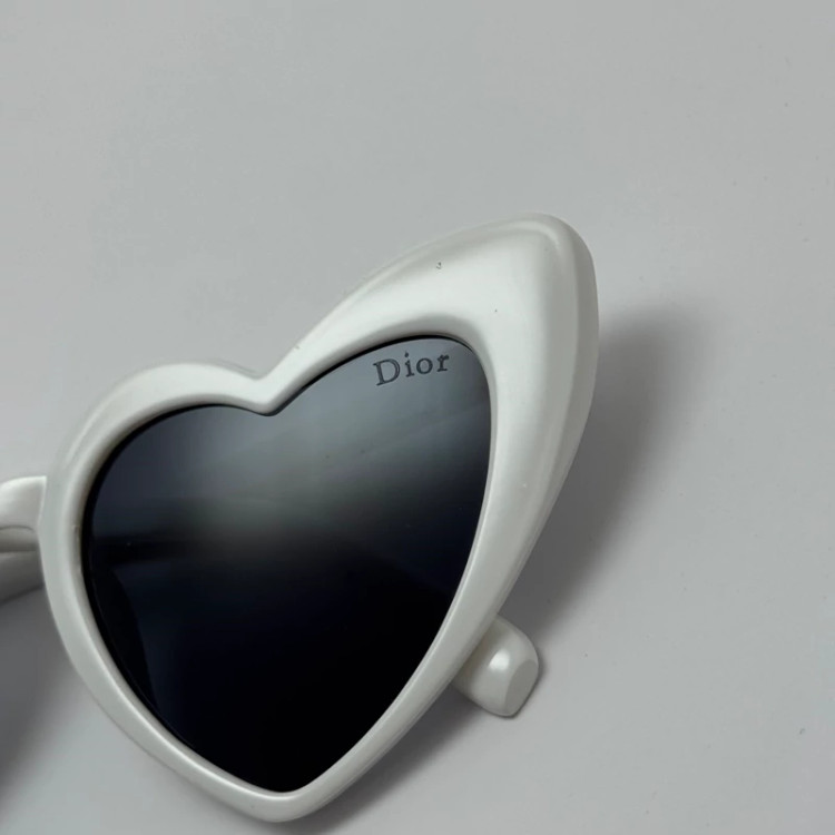 تصویر عینک آفتابی قلبی سفید برند دیور DIOR