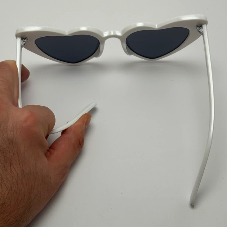 تصویر عینک آفتابی قلبی سفید برند دیور DIOR