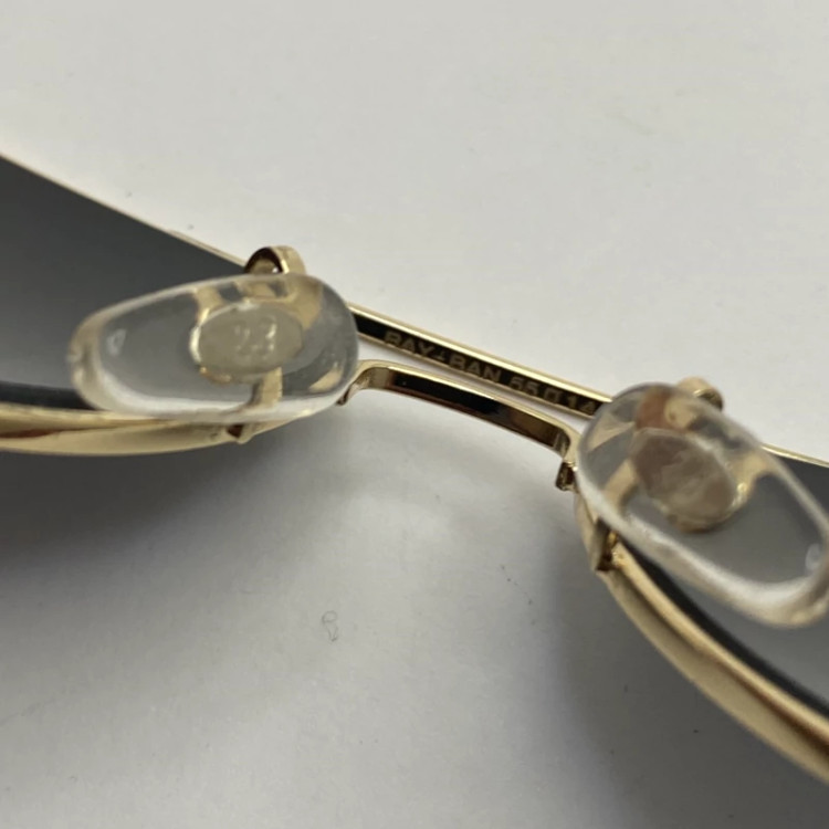 تصویر عینک ریبن خلبانی شیشه سنگ مشکی طلایی با پک کامل ریبن rayban aviator rb 3025