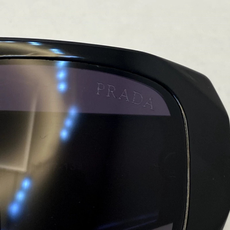 تصویر عینک آفتابی پرادا PRADA ایتالیا دسته سه بعدی مشکی کد 5916 همراه کاور و دستمال رایگان