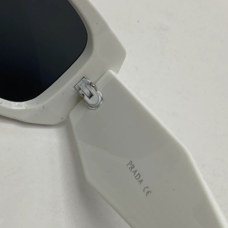 تصویر عینک آفتابی پرادا سه بعدی سفید لولا فلزی