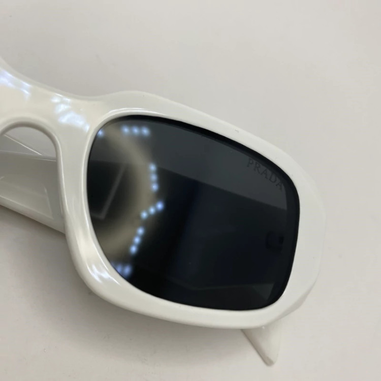 تصویر عینک آفتابی پرادا سه بعدی سفید لولا فلزی