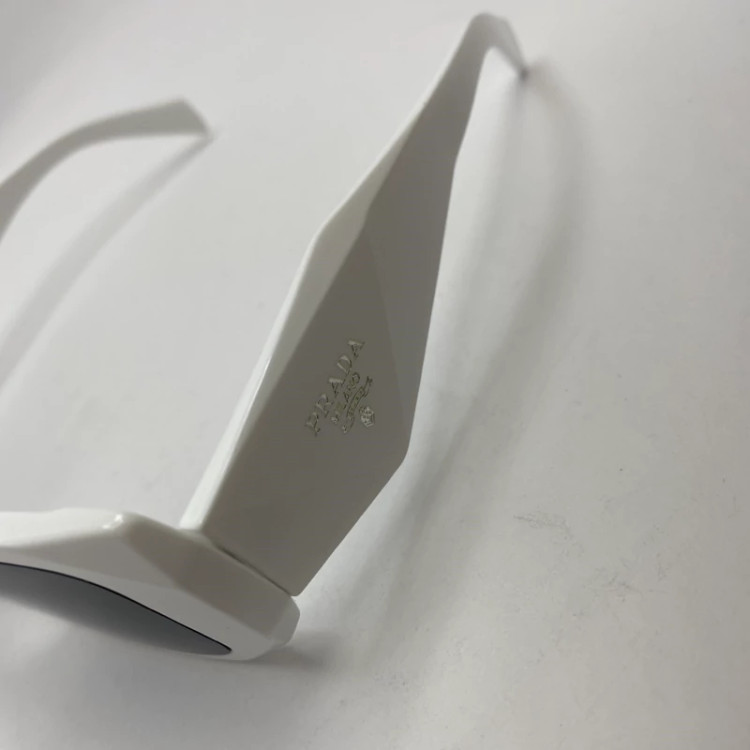 تصویر عینک آفتابی پرادا سه بعدی سفید لولا فلزی