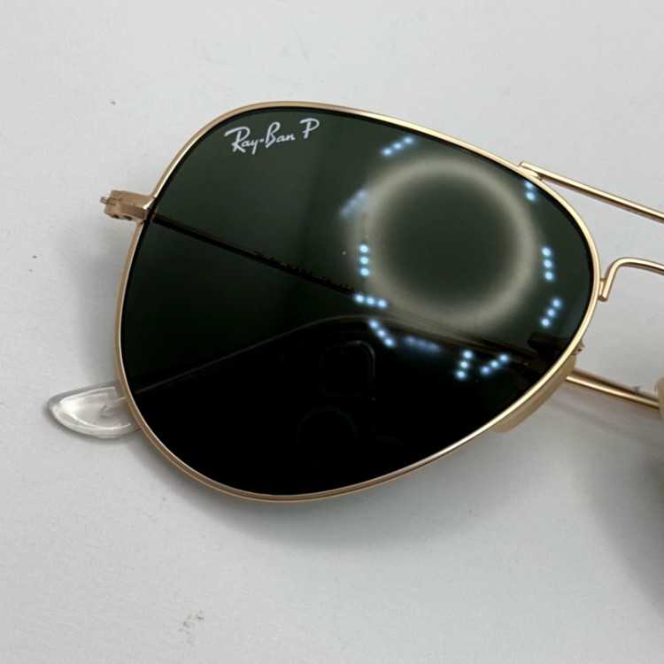تصویر عینک ریبن خلبانی شیشه سنگ پلاریزه سبز با فریم طلایی به همراه پک کامل ریبن کد Rayban RB 3026