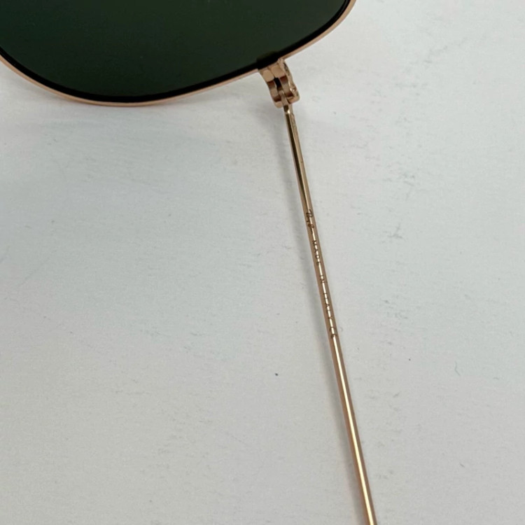 تصویر عینک ریبن خلبانی شیشه سنگ پلاریزه سبز با فریم طلایی به همراه پک کامل ریبن کد Rayban RB 3026