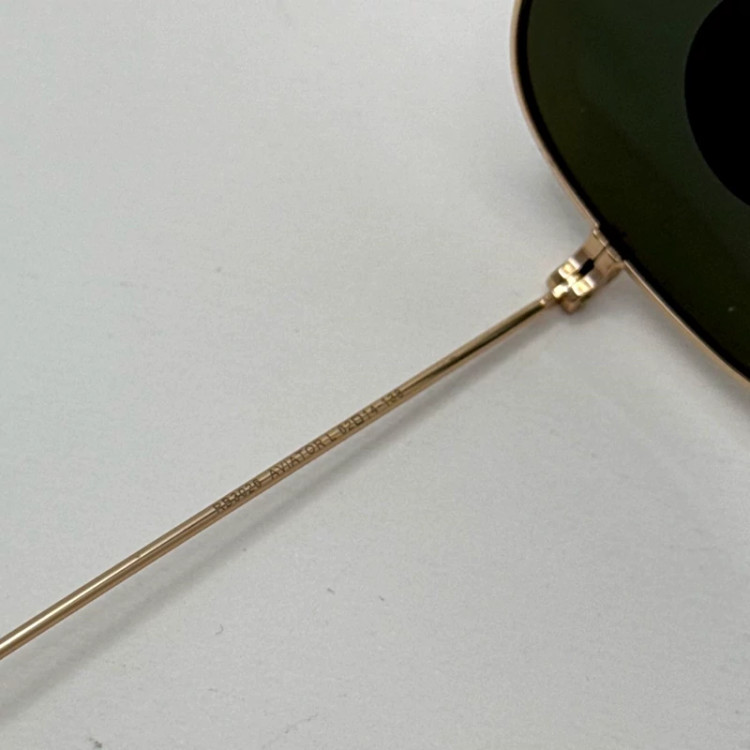 تصویر عینک ریبن خلبانی شیشه سنگ پلاریزه سبز با فریم طلایی به همراه پک کامل ریبن کد Rayban RB 3026