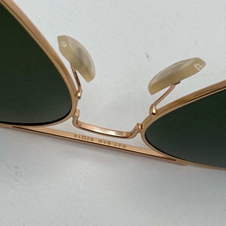 تصویر عینک ریبن خلبانی شیشه سنگ پلاریزه سبز با فریم طلایی به همراه پک کامل ریبن کد Rayban RB 3026