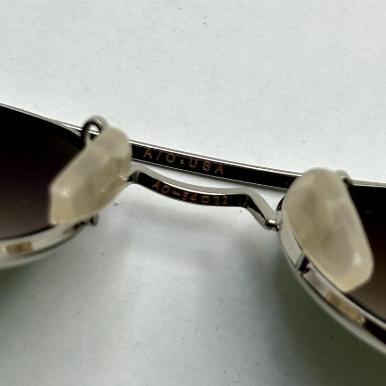 تصویر عینک آفتابی شیشه سنگ آمریکن اوپتیکال فریم نقره ای عدسی سبز سایز 54 آنتی رفلکس با پک کامل و آچار مخصوص عینک