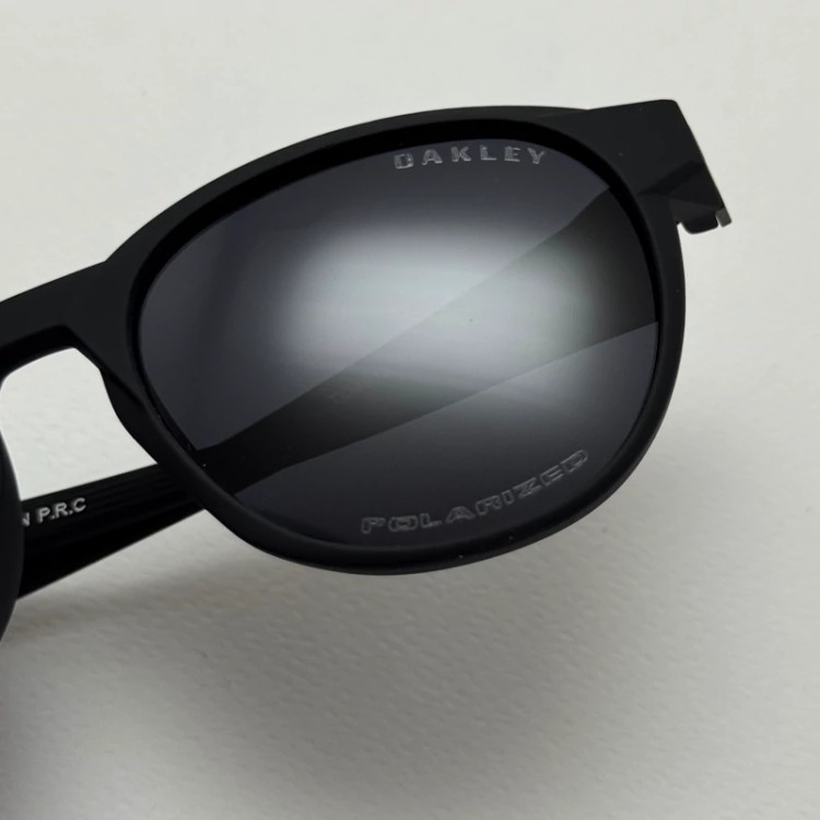تصویر عینک آفتابی پلاریزه اوکلی Oakley تمام مشکی گرد کد TO4910