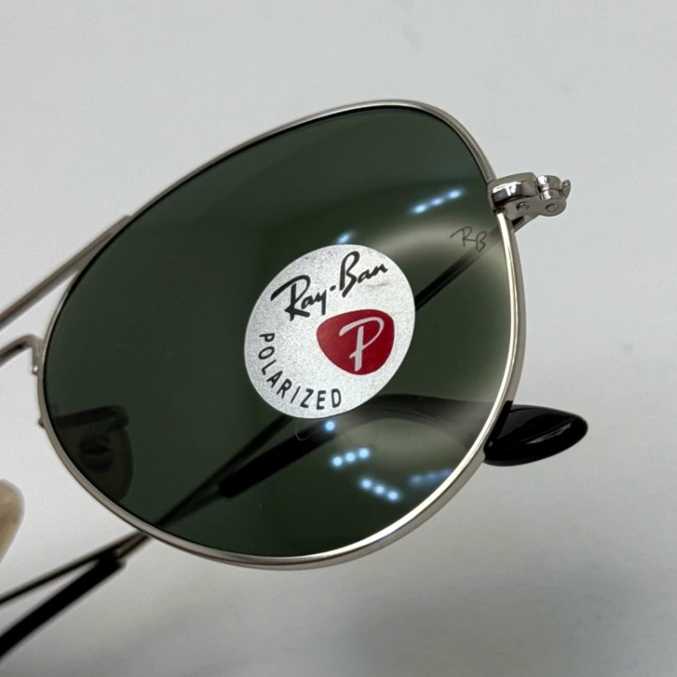 تصویر عینک ریبن خلبانی شیشه سنگ پلاریزه سبز با فریم نقره ای به همراه پک کامل ریبن کد Rayban RB 3026