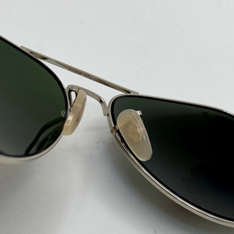 تصویر عینک ریبن خلبانی شیشه سنگ پلاریزه سبز با فریم نقره ای به همراه پک کامل ریبن کد Rayban RB 3026