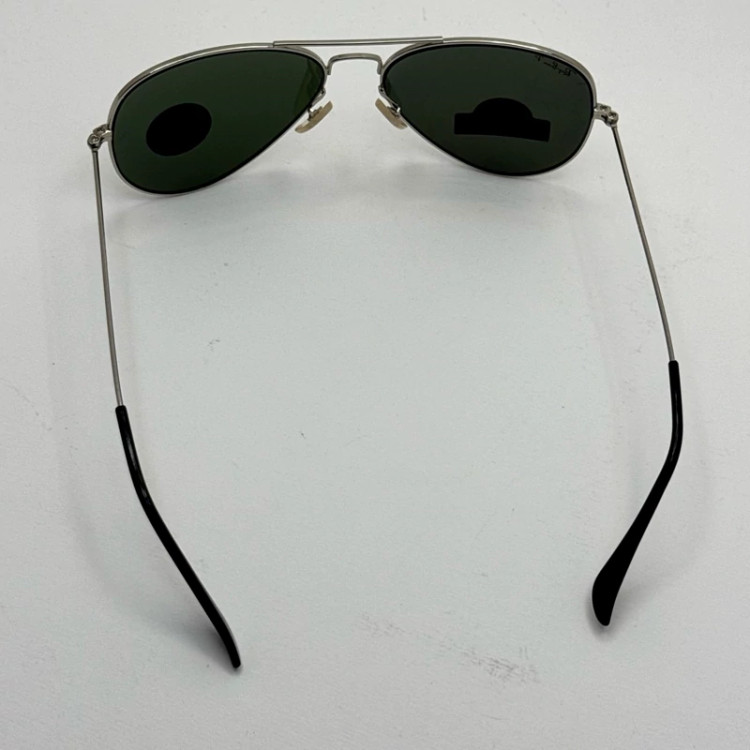 تصویر عینک ریبن خلبانی شیشه سنگ پلاریزه سبز با فریم نقره ای به همراه پک کامل ریبن کد Rayban RB 3026