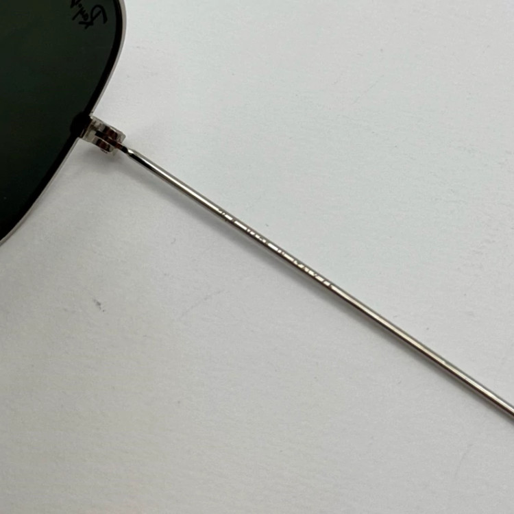 تصویر عینک ریبن خلبانی شیشه سنگ پلاریزه سبز با فریم نقره ای به همراه پک کامل ریبن کد Rayban RB 3026