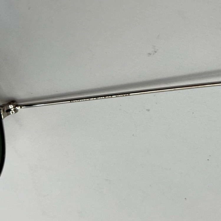 تصویر عینک ریبن خلبانی شیشه سنگ پلاریزه سبز با فریم نقره ای به همراه پک کامل ریبن کد Rayban RB 3026