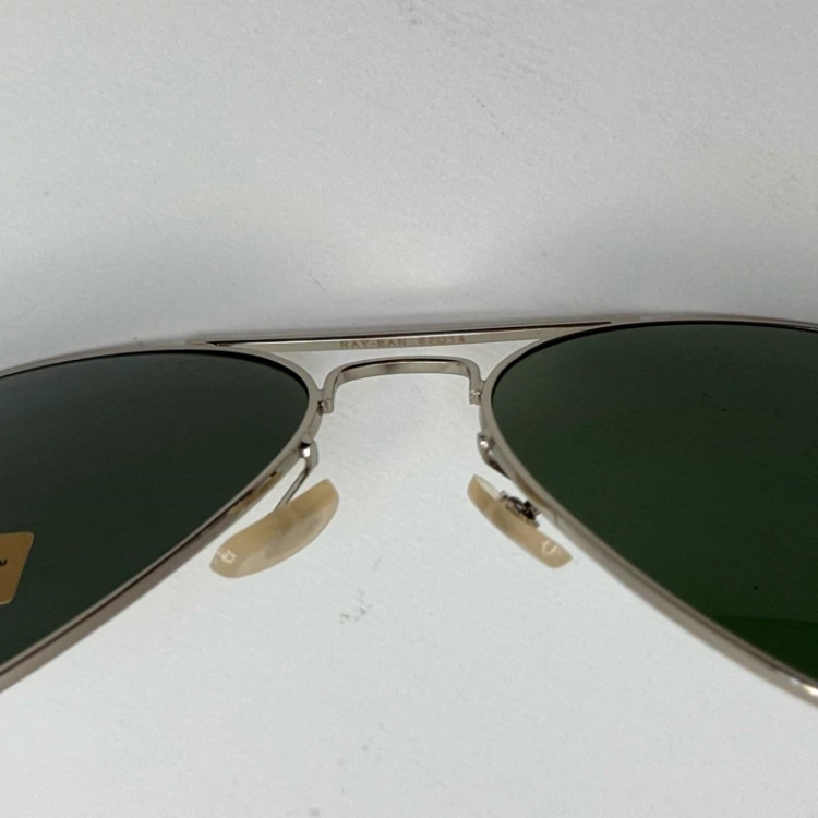 تصویر عینک ریبن خلبانی شیشه سنگ پلاریزه سبز با فریم نقره ای به همراه پک کامل ریبن کد Rayban RB 3026