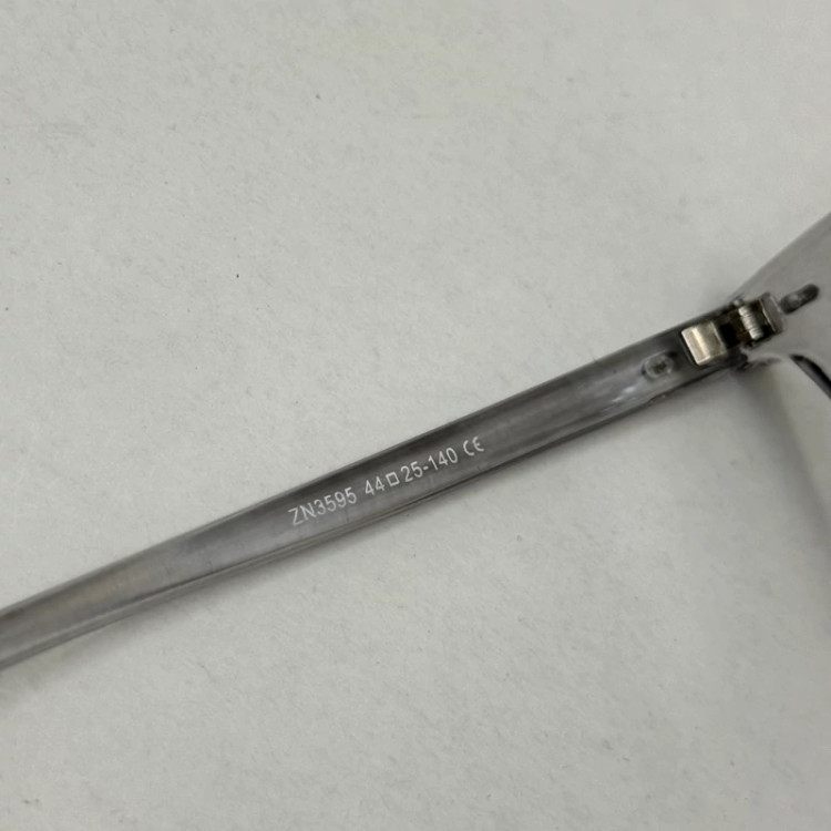 تصویر فریم عینک بلوکات طبی گرد جنتل مانستر طوسی ZN 3595 به همراه کاور پارچه ای و دستمال