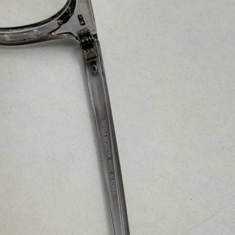 تصویر فریم عینک بلوکات طبی گرد جنتل مانستر طوسی ZN 3595 به همراه کاور پارچه ای و دستمال