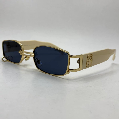 تصویر عینک آفتابی جنتل مانستر پیرسینگ دار کرمی به همراه کاور و دستمال