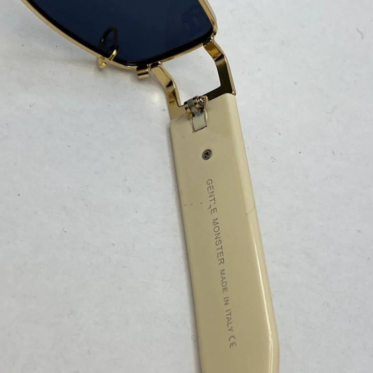 تصویر عینک آفتابی جنتل مانستر پیرسینگ دار کرمی به همراه کاور و دستمال