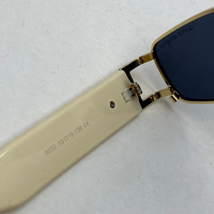 تصویر عینک آفتابی جنتل مانستر پیرسینگ دار کرمی به همراه کاور و دستمال