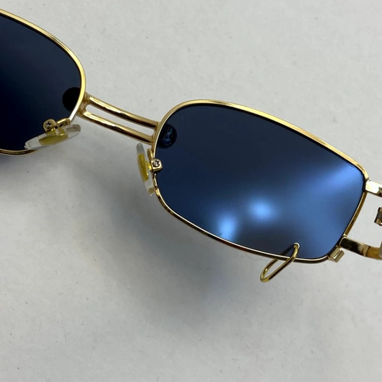 تصویر عینک آفتابی جنتل مانستر پیرسینگ دار کرمی به همراه کاور و دستمال