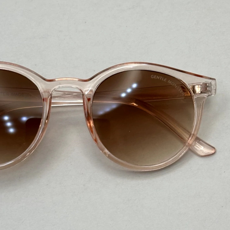 تصویر عینک آفتابی و شب جنتل مانستر گرد رنگ پوست پیازی