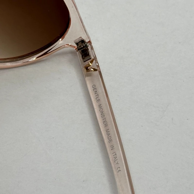 تصویر عینک آفتابی و شب جنتل مانستر گرد رنگ پوست پیازی