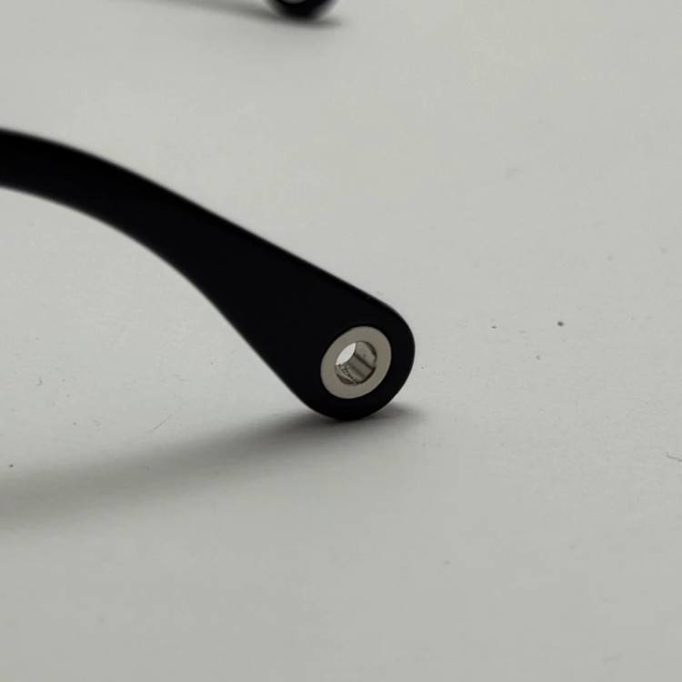 تصویر عینک آفتابی زنانه هرمس مدل Hermes Cut Out Black دسته چرمی مشکی کد رفرنس 1178