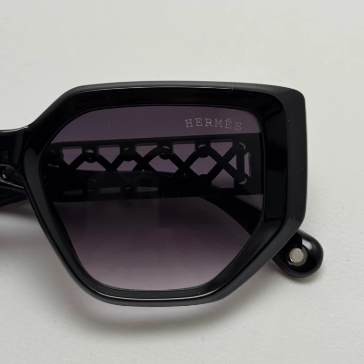 تصویر عینک آفتابی زنانه هرمس مدل Hermes Cut Out Black دسته چرمی مشکی کد رفرنس 1178