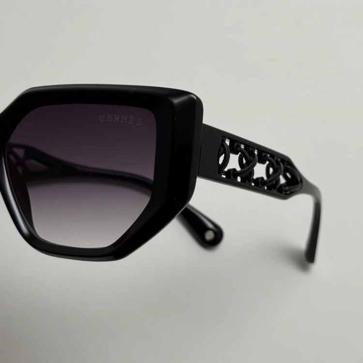 تصویر عینک آفتابی زنانه هرمس مدل Hermes Cut Out Black دسته چرمی مشکی کد رفرنس 1178