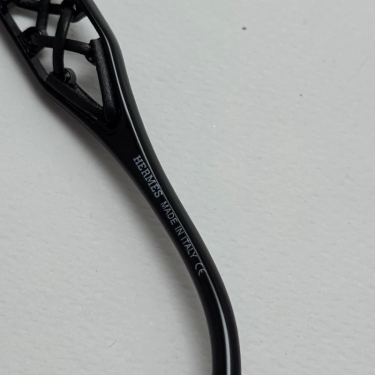 تصویر عینک آفتابی زنانه هرمس مدل Hermes Cut Out Black دسته چرمی مشکی کد رفرنس 1178