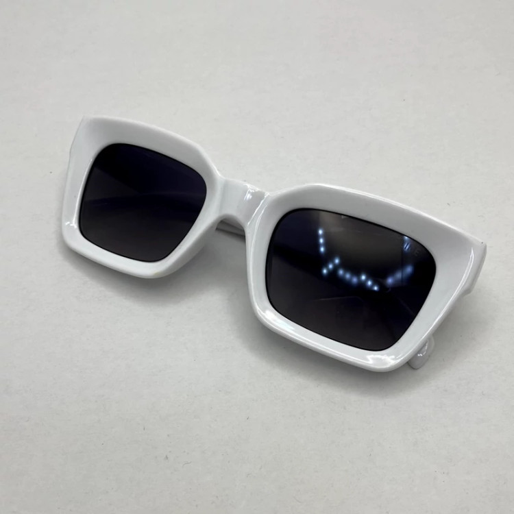 تصویر عینک آفتابی سلین سفید به همراه کاور و دستمال مخصوص رایگان