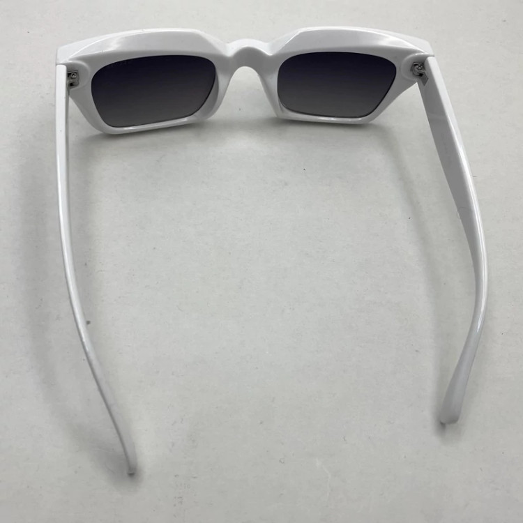 تصویر عینک آفتابی سلین سفید به همراه کاور و دستمال مخصوص رایگان