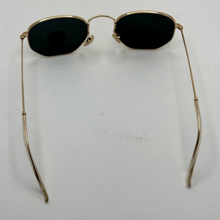 تصویر عینک ریبن هگزونال شیشه سنگ مشکی فریم طلایی به همراه پک کامل ریبن کد Rayban RB 3548