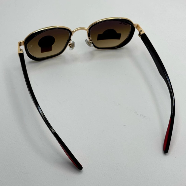 تصویر عینک ریبن شیشه سنگ قهوه ای هایلایت آنتی رفلکس با فریم طلایی به همراه پک کامل ریبن کد Rayban RB 4674