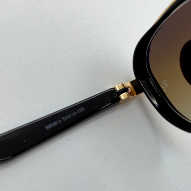 تصویر عینک ریبن شیشه سنگ قهوه ای هایلایت آنتی رفلکس با فریم طلایی به همراه پک کامل ریبن کد Rayban RB 4674