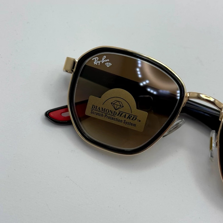 تصویر عینک ریبن شیشه سنگ قهوه ای هایلایت آنتی رفلکس با فریم طلایی به همراه پک کامل ریبن کد Rayban RB 4674